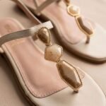 ⁦صندل مسطح صحارى بثلاثة أحجار كريستال | Sahara⁩ - الصورة ⁦5⁩