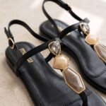 ⁦صندل مسطح صحارى بثلاثة أحجار كريستال | Sahara⁩ - الصورة ⁦6⁩